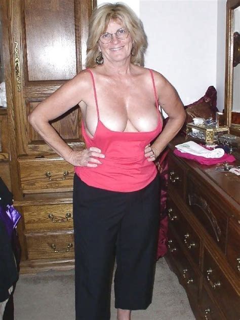 051  In Gallery 03 Mature Women Braless Picture 1