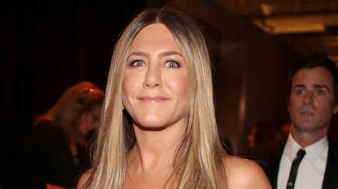 jennifer aniston reacts to everyone s obsession with rachel s nipples