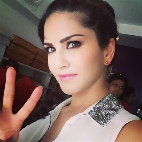 23 sunny leone selfie pics that will make you fall in love with her