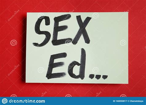 Pieza De Papel Con El Texto Sex Ed `sobre Fondo Rojo Imagen De Archivo