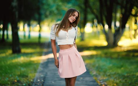 woman wearing white scoop neck crop top with pink mini skirt hd