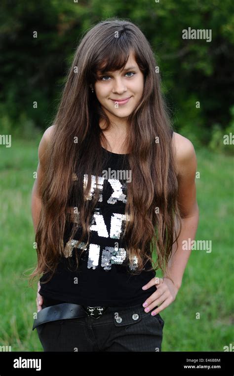 Mädchen Teen Teenager Übergang Alter 13 14 15 Jahre Brünette Haare