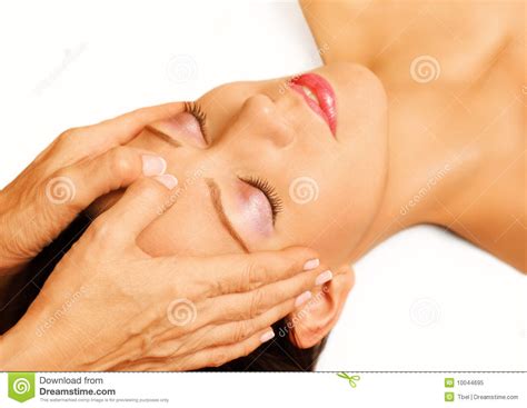 la femme se trouvant obtient le massage reiki image stock image du mensonge massage 10044695