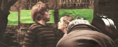 romione kiss s find and share on giphy