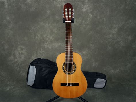 hofner carmencita hc504 1 4 size classical guitar natural w gig bag