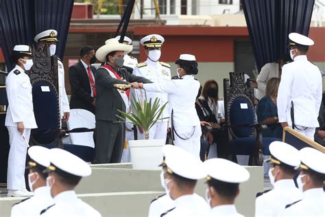 presidente encabeza ceremonia de graduación en escuela de oficiales de