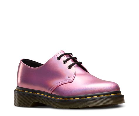 style  dr martens     crafted  industry   rebellious