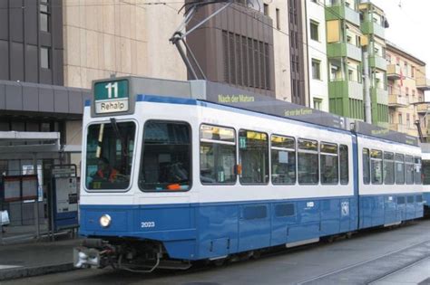 neue trams rollen ab  durch zuerich tages anzeiger