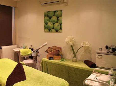 relaxing treatment room picture  green apple spa midsomer norton