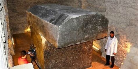 24 alien boxes found near egypt s pyramids of giza stun