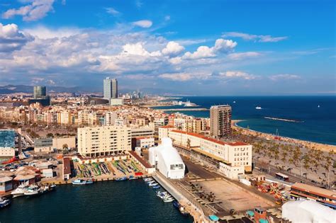uitzicht op barcelona en de middellandse zee  zonnige dag gratis foto