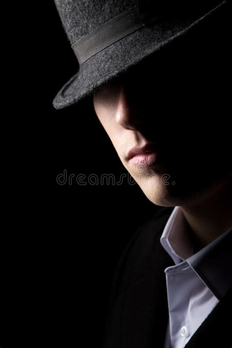 Hombre Misterioso En Sombrero Imagen De Archivo Imagen