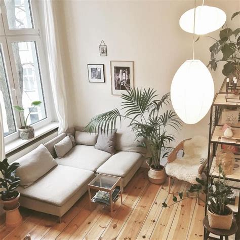 wohnzimmer einrichtung mit gemuetlichem holzbodenparkett grosser couch zimmerpflanzen