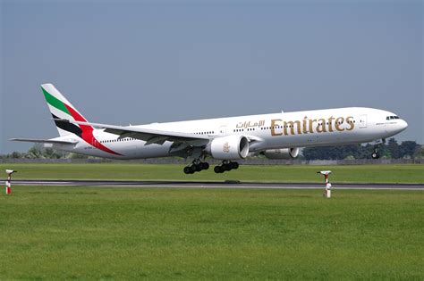 emirates boeing  er   takeoff aeronefnet