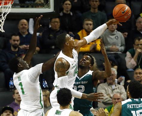oregon men s basketball moves back into top 20 of ap poll drops in