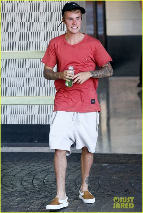 Justin Bieber Gets Sunburn Matching His Shirt Photo
