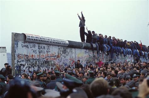 tear   wall dertig jaar na de val van de berlijnse muur de standaard