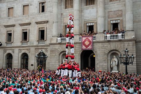 los castellers de barcelona cumplen  anos  una festividad doble cultura popular