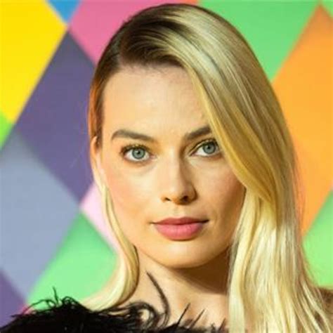 margot robbie unrecognizable with jet black hair for new role e