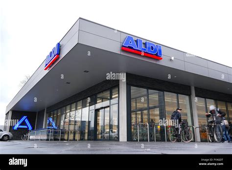 einen neuen neu gestaltete aldi rabatt supermarkt im neuen stil von aldi nord stockfotografie