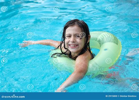 Dziewczyna Się Młody Pool Zdjęcie Stock Obraz Złożonej Z Odtwarzanie