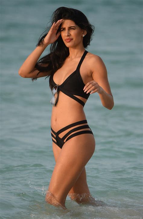 Jasmin Walia Reveals Killer Body In Sexy Beach Display Daily Star