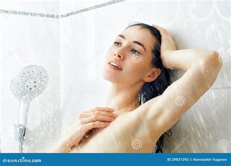 Ragazza Alla Doccia Fotografia Stock Immagine Di Acquazzone 29831392