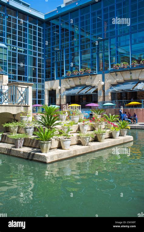 river center mall en el riverwalk de san antonio texas fotografia de