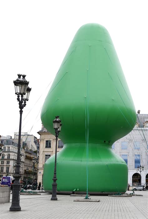 sgonfiato l albero gigante sex toy di parigi foto photogallery