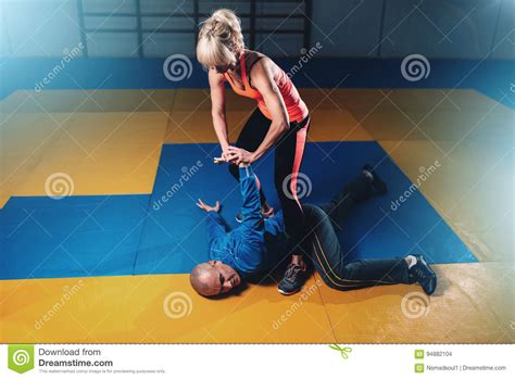 combats de femme avec l homme technique d autodéfense photo stock