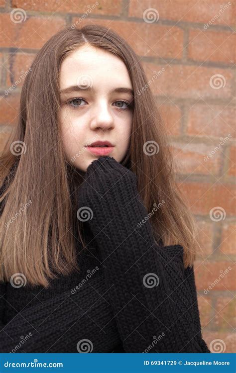 Jolie Adolescente Se Blottissant Dans Son Pullover Image Stock Image