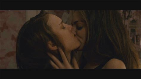 Natalie Portman Mila Kunis Kiss