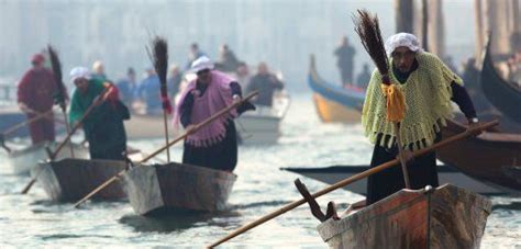 people  traditional la befana costumes compete   regatta