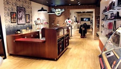 dr martens opent store  amsterdam