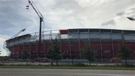 az laat groot deel van dak stadion opnieuw bouwen voetbal nunl