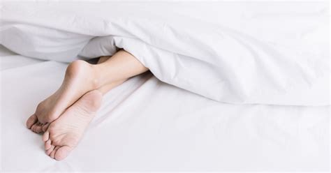 effective ways  remove period blood stains   mattress