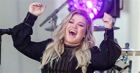 kelly clarkson clarifies comments about depression weight body image