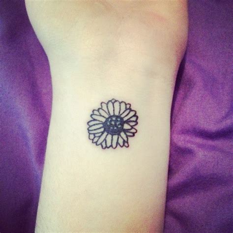 Cute Simple Small Size Daisy Flower Tattoo On Wrist