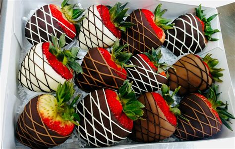 chocolate covered strawberries dozen branson gift shop gourmet bouquet