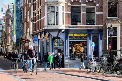 de nieuwe hoogstraat  amsterdam  busy shopping street   city center  guides