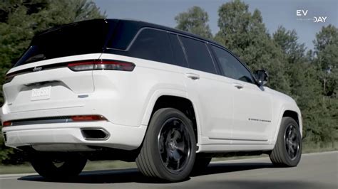 jeep grand cherokee  seater revealed  plug  hybrid xe guise    drive