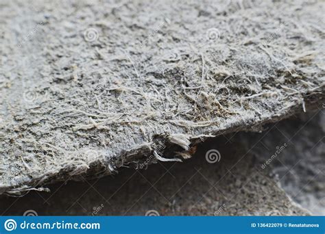 gedetailleerde fotografie die van dak materiaal behandelen met asbestvezels schadelijke