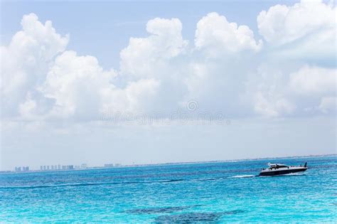 vaste paysage aquatique tropical avec bateau image stock image du dense mexique