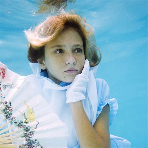 Artist Creates Stunning Alice In Wonderland Tribute Underwater