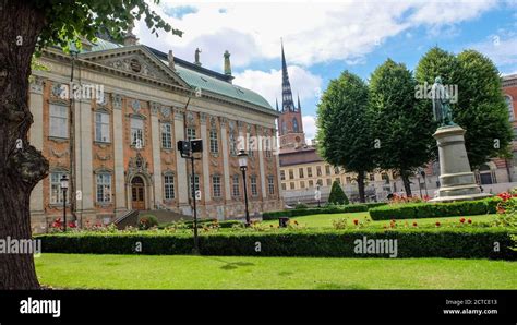 la casa de la nobleza riddarhuset de estocolmo con el estatua de