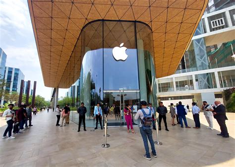 indias  apple store sneak peek rediffcom