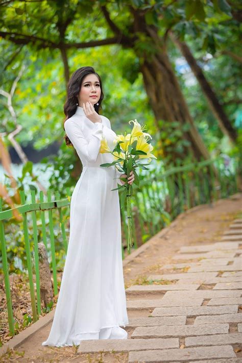 Vietnamese Long Dress アオザイ モデル 少女
