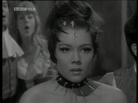 diana rigg nue dans the avengers