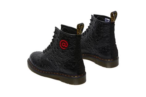 dr martens reinventa el modelo  en colaboracion  medicom toy highxtar