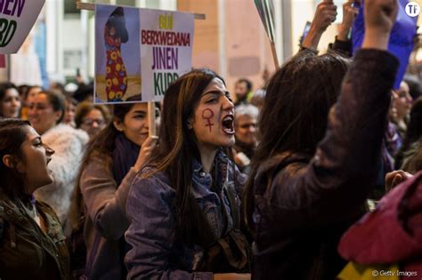 femmes manifestant lors de la journée internationale des